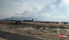 Tàu bay VN7344 nằm trên đường băng đang xây dựng. (Ảnh: VT)