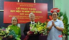 Bí thư Thành ủy đã trao tặng huy hiệu 70 năm tuổi Đảng cho vợ chồng Đảng viên lão thành Nguyễn Đình Hương – Trương Thị Xin.