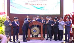 Chủ tịch Techcombank Hồ Hùng Anh thực hiện nghi thức đánh cồng, chào mừng TCB niêm yết trên HoSE. (Ảnh: TCB)