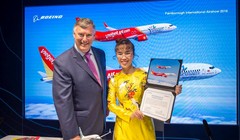 Bà Nguyễn Thị Phương Thảo, Tổng giám đốc Vietjet và ông Kevin McAllister, Chủ tịch kiêm Tổng giám đốc Tập đoàn Boeing ký kết Hợp đồng. (Ảnh: VJC)