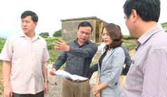 Sau khi được rút lên làm Phó Chủ tịch FLC, bà Hương Trần Kiều Dung vẫn rất tích cực tham gia các hoạt động phát triển thị trường cho tập đoàn. Trong ảnh, bà Dung đang cùng lãnh đạo tỉnh Sơn La khảo sát đầu tư khai thác tiềm năng tại Mộc Châu.