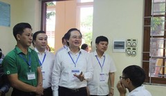 Bộ trưởng Bộ GD&ĐT Phùng Xuân Nhạ trong lần đến thị sát điểm thi THPT Yên Viên sáng 25/6/2018. (Ảnh: Internet)