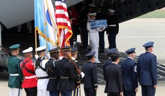 Hài cốt lính Mỹ được chuyển xuống máy bay tại căn cứ Osan ở Hàn Quốc.