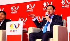 Phó thủ tướng Vương Đình Huệ trao đổi tại Diễn đàn M&A Việt Nam 2018. (Ảnh: ĐTCK)