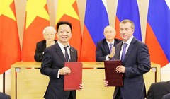 Tổng Bí thư Nguyễn Phú Trọng và Tổng thống Liên bang Nga Vladimir Putin chứng kiến lễ trao biên bản ghi nhớ hợp tác đầu tư giữa ông Đỗ Quang Hiển - Chủ tịch HĐQT SHB và ông Denis Ivanov - Chủ tịch HĐQT Ngân hàng IBEC. (Ảnh: SHB)