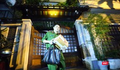 Sau hơn 2h khám xét, lực lượng chứng năng đã ra về với những thùng tài liệu. (Ảnh: HXM)