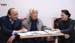 Thủ tướng Chính phủ Nguyễn Xuân Phúc, Chủ tịch Quốc hội Nguyễn Thị Kim Ngân thăm nguyên Tổng Bí thư Đỗ Mười dịp tết Nguyên đán Mậu Tuất 2018. Ảnh: VTV