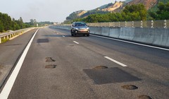 Cao tốc Đà Nẵng - Quảng Ngãi có vốn 34.500 tỷ đồng sau khi thông tuyến 1 tháng đã có "ổ gà", "ổ voi". Ảnh: Giáp Hồ.