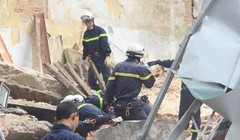 Sập tường nhà cạnh hồ Gươm, nhiều người bỏ chạy
