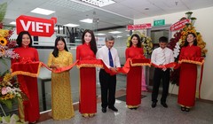 Thứ trưởng Bộ Thông tin và Truyền thông, Chủ tịch VDCA Nguyễn Minh Hồng (đứng giữa) cắt băng khai trương VPĐD VietTimes tại Tp. HCM cùng NB. Đinh Văn Hải - Chủ nhiệm tạp chí và NB. Phí Lê Mai - Trưởng VPĐD.