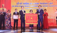  Ủy viên BCT, Phó Thủ tướng Chính phủ Vương Đình Huệ thay mặt Đảng và Nhà nước trao Huân chương Lao động Hạng Nhì và Cơ Thi đua của Chính phủ cho Ngân hàng SHB vì đã hoàn thành xuất sắc, toàn diện nhiệm vụ công tác, dẫn đầu phong trào thi đua năm 2017.