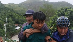 Các lực lượng chức năng hỗ trợ người dân di dời khỏi nơi nguy hiểm. Ảnh: Báo Khánh Hòa