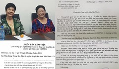 Bà Ngô Mai Hà (trái) đại diện cho 2 gia đình nhạc sĩ Ngô Thụy Miên và Phạm Trọng Cầu. Bà Kha Thị Đàng (phải) đại diện gia đình nhạc sĩ Châu Kỳ tại cuộc họp với VCPMC. 