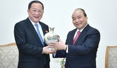 Thủ tướng Nguyễn Xuân Phúc trao quà lưu niệm tặng Bộ trưởng Ngoại giao Triều Tiên. - Ảnh: VGP/Quang Hiếu