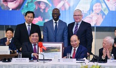 Thủ tướng và Bộ trưởng Bộ KH&ĐT tặng khung chính sách kinh tế Việt Nam cho Ngân hàng Thế giới. (Ảnh: VGP)