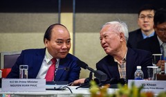 Thủ tướng Nguyễn Xuân Phúc nói chuyện với Nguyên Phó thủ tướng Vũ Khoan. Ảnh: Việt Linh.
