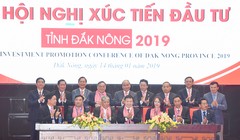 Thủ tướng chứng kiến lễ ký cam kết đầu tư của các nhà đầu tư với Đắk Nông. (Ảnh: VGP)