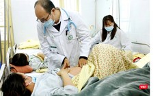 PGS. TS Đỗ Duy Cường khám bệnh cho BN sởi điều trị.