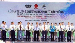 Thủ tướng Nguyễn Xuân Phúc, đại diện lãnh đạo UBND TP. Hải Phòng, Tập đoàn FLC và Hãng hàng không Bamboo Airways cắt băng khai trương 3 đường bay từ Hải Phòng đi Quy Nhơn, Tp. HCM, Cần Thơ.