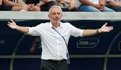 Tương lai của HLV Bert Van Marwijk đang bị ảnh hưởng sau trận thua trước Thái Lai. Và tối nay ông cần một thành tích tốt trước Việt Nam.