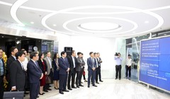 Các đại biểu tham quan Trung tâm ngân hàng số của BIDV.