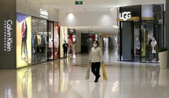 Một nhân viên vệ sinh làm việc trong trung tâm mua sắm nằm ở trung tâm thủ đô Bắc Kinh ngày 2/2 (Ảnh: Reuters)