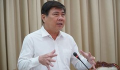 Chủ tịch TP HCM Nguyễn Thành Phong chỉ đạo cuộc họp sáng 22/2. Ảnh: Lê Xuân