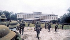 Những người lính bộ binh Giải Phóng quân đầu tiên tiến vào Dinh Độc Lập. Ảnh: Jacques Pavlovsky