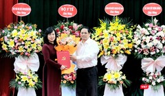 Thủ tướng Phạm Minh Chính trao Quyết định quyền Bộ trưởng Bộ Y tế cho bà Đào Hồng Lan.