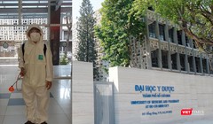 Phun khử trùng giảng đường tại ĐH Y Dược TP.HCM (Ảnh- Hòa Bình ghép)