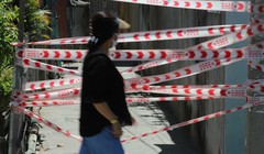 Người dân đi qua khu vực bị phong tỏa tại Đà Nẵng ngày 28/7