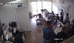 Nhóm người lạ mặt (khoảng 7 người, góc phải) tại căn hộ của ông K.M.D