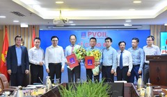 Lãnh đạo PVN và HĐQT PVOil trao quyết định và chúc mừng Chủ tịch HĐQT, TGĐ PVOil (Nguồn: PVOil)