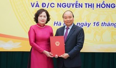 Thủ tướng Nguyễn Xuân Phúc trao Quyết định cho tân Thống đốc Ngân hàng Nhà nước Nguyễn Thị Hồng (Nguồn: VGP)