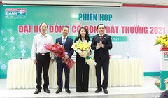 Ông Lê Hồng Phương (thứ 2 từ trái qua) và bà Trần Thị Thu Hằng vào HĐQT Kienlongbank (Nguồn: KLB)
