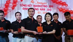 Bà La Mỹ Phượng (bên phải) trong một sự kiện của Công ty 4 Oranges