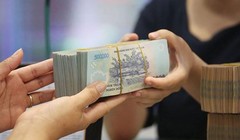 Tiền nhàn rỗi của người dân ồ ạt trở lại hệ thống ngân hàng
