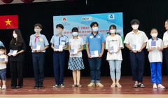 Đại diện Công đoàn BIDV trao tặng sổ tiết kiệm cho các em có hoàn cảnh mồ côi (Ảnh: BIDV)