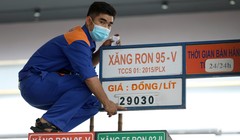 Giá xăng giảm mạnh nhất từ đầu năm 2022, về dưới 30.000 đồng/lít (Ảnh: Internet)