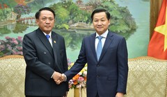 Phó Thủ tướng Lê Minh Khái tiếp Bộ trưởng Bộ Tài chính Lào Bounchom Ubonpaseuth (Ảnh: VGP)