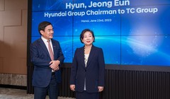 Chủ tịch TC Group Nguyễn Anh Tuấn (trái) và Chủ tịch Hyundai Group Hyun Jeong-Eun
