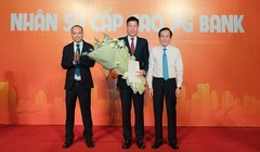 Tân Quyền Tổng giám đốc PG Bank Phạm Mạnh Thắng (giữa) và tân Chủ tịch HĐQT PG Bank Nguyễn Phi Hùng (trái). Ảnh: PG Bank