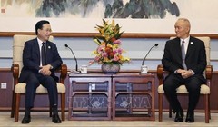 Chủ tịch nước Võ Văn Thưởng (trái) hội kiến Chánh Văn phòng Trung ương đảng Cộng sản Trung Quốc Thái Kỳ (Ảnh: TTXVN)