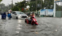 Mưa như trút nước sáng cuối tuần, nhiều người dân TP.HCM khốn khổ vì đường như biến thành sông