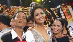 Hoa hậu H'hen Niê và cha mẹ trong niềm vui đăng quang hồi 2017. (Nguồn: FBNV)