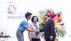 H' Hen Niê bắt tay Thủ tướng Nguyễn Xuân Phúc tại buổi lễ kêu gọi hành động vì phụ nữ và trẻ em gái 