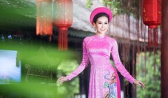 Trần Đình Thạch Thảo - Á hậu Phụ nữ Việt Nam 2017 xinh lung linh trong các mẫu áo dài của nhà thiết kế Việt Hùng