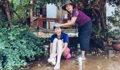 Hoa hậu H'Hen Niê cười sung sướng được mẹ tắm gội 