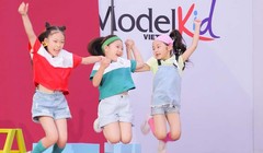 Bé Nguyễn Khánh Vân (con gái của cựu danh thủ Nguyễn Hồng Sơn) trong phần chụp hình cùng nhóm bạn 