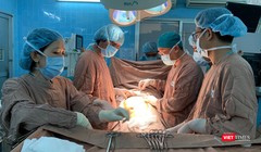 Các bác sĩ đã phẫu thuật thành công rút 40 lít nước và đưa khối bướu ra ngoài, cứu cô gái trẻ